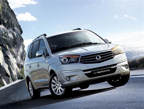 SsangYong Rodius Photos and Specs. Photo: Rodius SsangYong models and ...