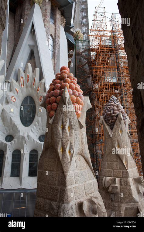 New facade of the Sagrada Familia under construction with finished ...