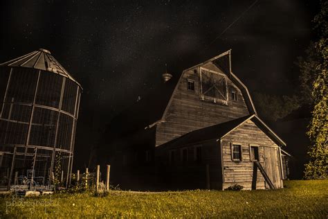 Old, abandoned farm on a starry night in Iowa [5760x3840] [OC] : r ...