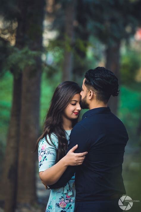 Romantic couple poses for wedding photography - Lasimed