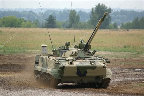 Modern heavy tank of the Armed Forces of Russia — Stock Photo © VLADJ55 ...