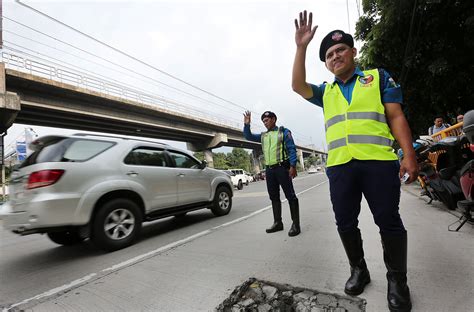 MMDA hires 1,000 traffic enforcers, offers early retirement to seniors ...