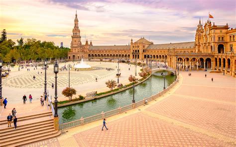 La Plaza de España, un símbolo de la unión de naciones en Sevilla