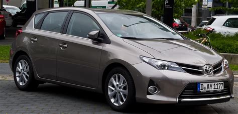 Toyota Auris Hybrid Photos and Specs. Photo: Auris Hybrid Toyota specs ...