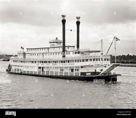 Riverboat on mississippi river in hi-res stock photography and images ...