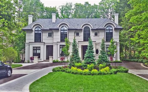 Circular Driveway Landscaping Design in Oakville to the Classic House