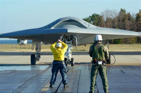 It's Tough Not to Ogle This X-47B Drone Landing on an Aircraft Carrier ...