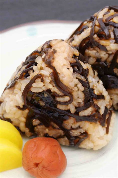 12 Best Onigiri Fillings (Popular Fillings for Japanese Rice Balls ...