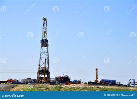 The onshore drilling rig stock image. Image of business - 178516023