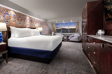 Luxor hotel room remodel stays with Egyptian theme | Las Vegas Review ...