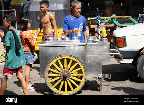 Ice cream cart vendor hi-res stock photography and images - Alamy