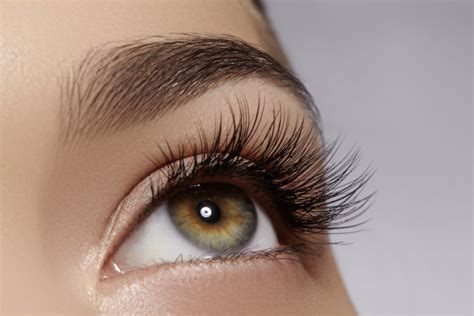 6 Easy And Affordable Ways To Grow Long Natural Eyelashes