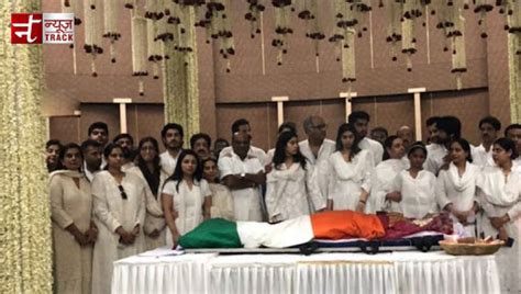 Sridevi Funeral: Mortal remains of Sridevi wrapped in tricolor ...