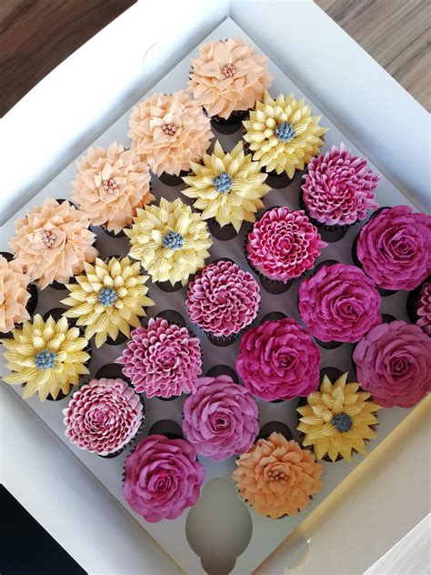 Flower cupcakes : r/Baking