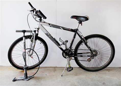 Schwinn Men's Ranger 26" Mountain Bike and Tire Pump | EBTH