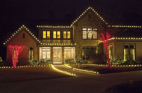 15 Best Christmas Lights On Roof Ideas – HOMYRACKS