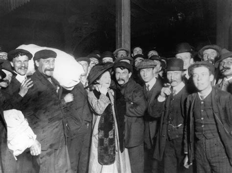 These Pictures Document the Moment when the Titanic Survivors Arrived ...