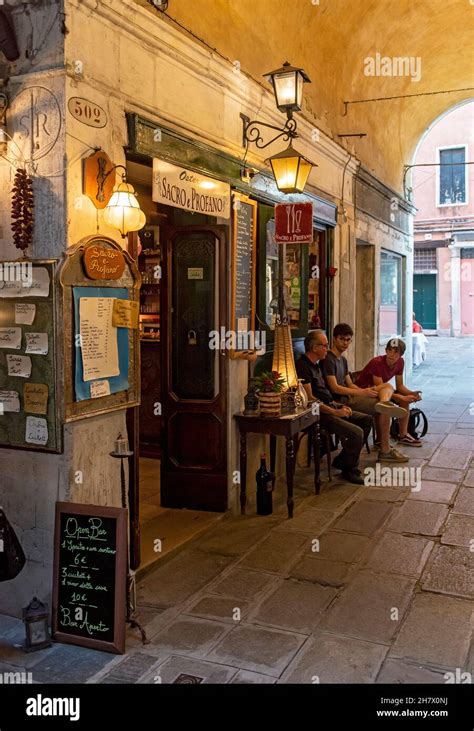 Italy venice street cafe hi-res stock photography and images - Alamy