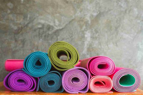 How To Pick A Yoga Mat : Buying Guide With Images