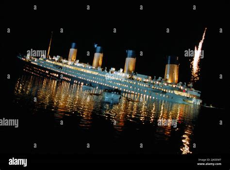 Sinking of titanic hi-res stock photography and images - Alamy