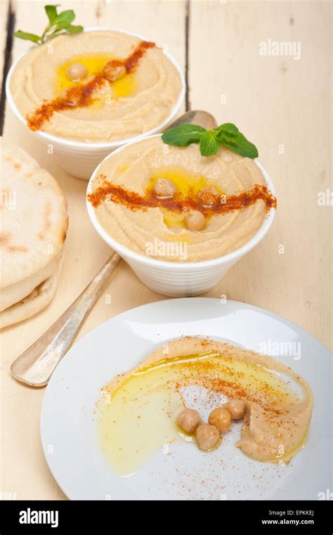 Hummus with pita bread Stock Photo - Alamy