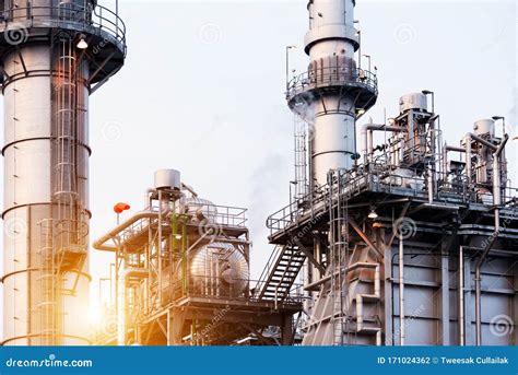 Petrochemical plant editorial photography. Image of pipeline - 171024362