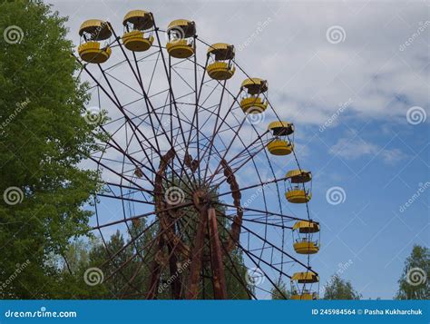 Abandoned Ferris Wheel in Amusement Park in Pripyat, Chernobyl Area ...