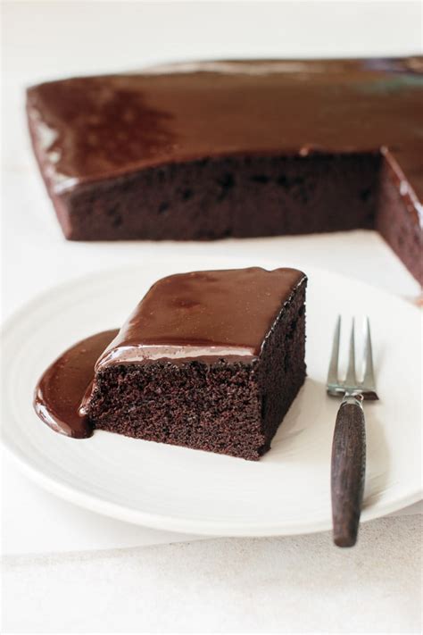 Easy Homemade Chocolate Cake - Pretty. Simple. Sweet.