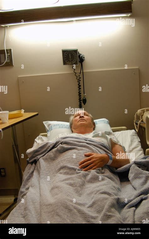 Cardiac patient in hospital bed Stock Photo - Alamy