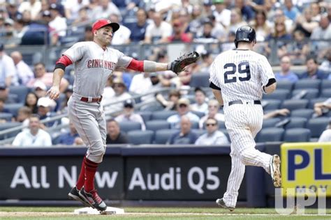 Photo: New York Yankees Todd Frazier runs to firs base CAPTION ...