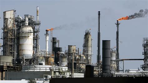 An oil refinery is pictured 22 September | StateImpact Texas