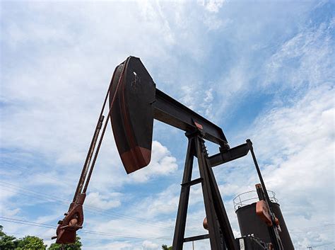 Top 60 Onshore Oil Rig Stock Photos, Pictures, and Images - iStock