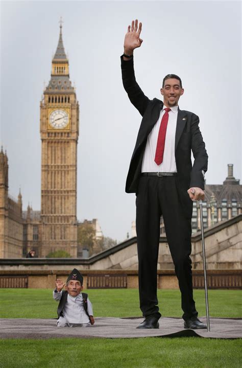 World's tallest man meets world's smallest man for Guinness World ...