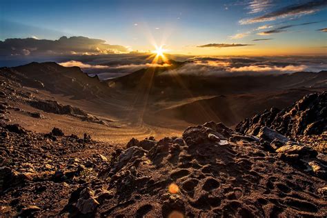 Sunrise over Haleakala crater, Haleakala NP, Maui, HI [OC] (2304x1536 ...