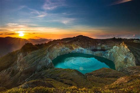 10 Gunung Terindah di Indonesia yang Wajib Dikunjungi