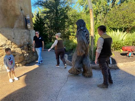 PHOTOS: Star Wars: Galaxy’s Edge Characters Appearing in More Locations ...