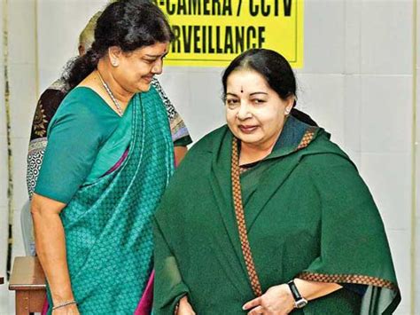 How Sasikala Always Matched Jayalalithaa's Taste Of Fashion - Boldsky.com