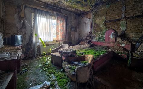 Abandoned Hotel Room : r/AbandonedPorn