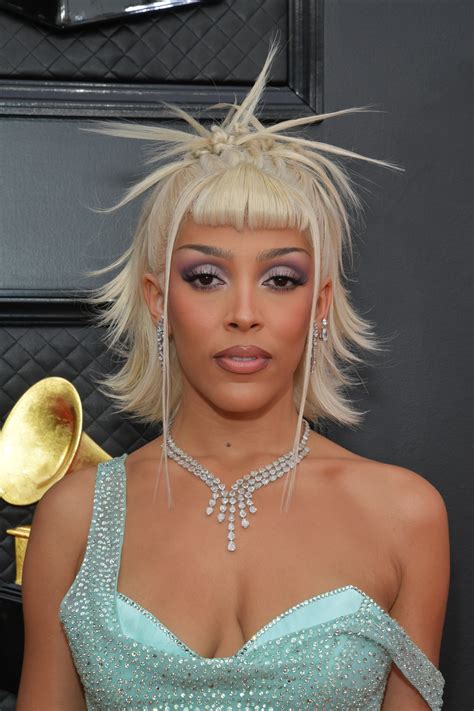 How Doja Cat Got Her “Icy Princess” Makeup Look for the Grammys 2022 ...