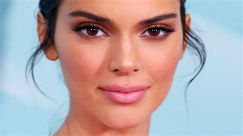 Kendall Jenner Red Lipstick Makeup | Lipstutorial.org