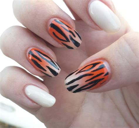 tiger stripes nail art | Tiger stripe nails, Zebra nails, Striped nails