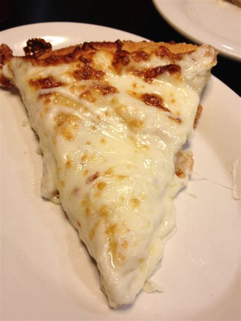 Ultimate cheese lovers pizza slice at Pizza Hut... Delish! | Receitas ...