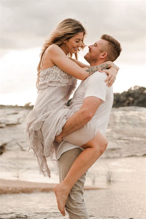 Romantic couple poses for wedding photography - Lasimed