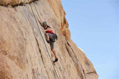 Bouldering vs Rock Climbing – Which is for you? - climbingfacts.com