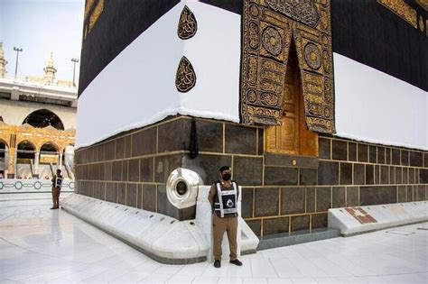 The Black Stone of the Kaaba.. Muslims focus their gaze on the Kaaba ...