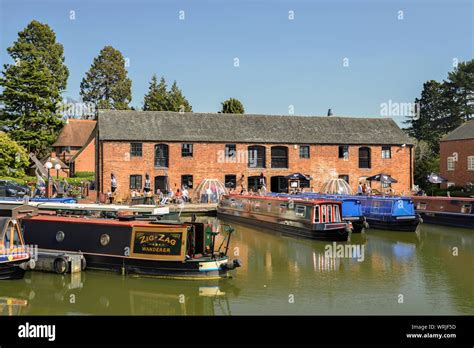 √ Canal Waterfront Market Harborough