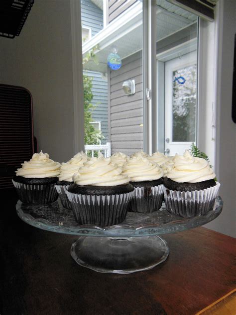 Chocolate Cupcakes with White Chocolate Buttercream Icing - Three Happy ...