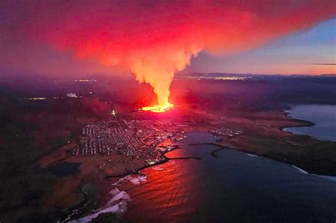 2nd volcanic fissure opens 'just outside' evacuated Icelandic town, Met ...