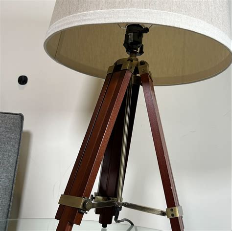 TRIPOD TABLE LAMP