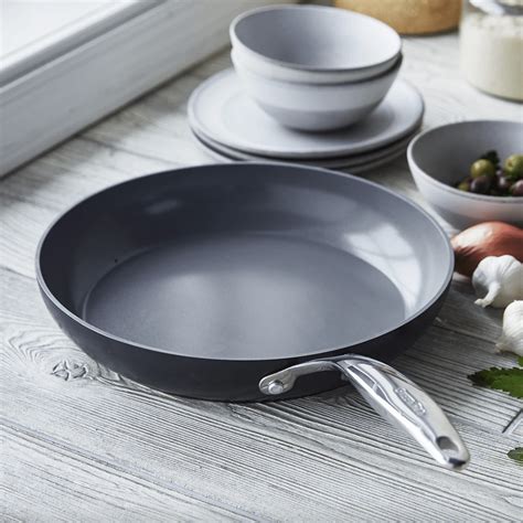 The 6 Best Ceramic Frying Pan Options on the Market for 2022